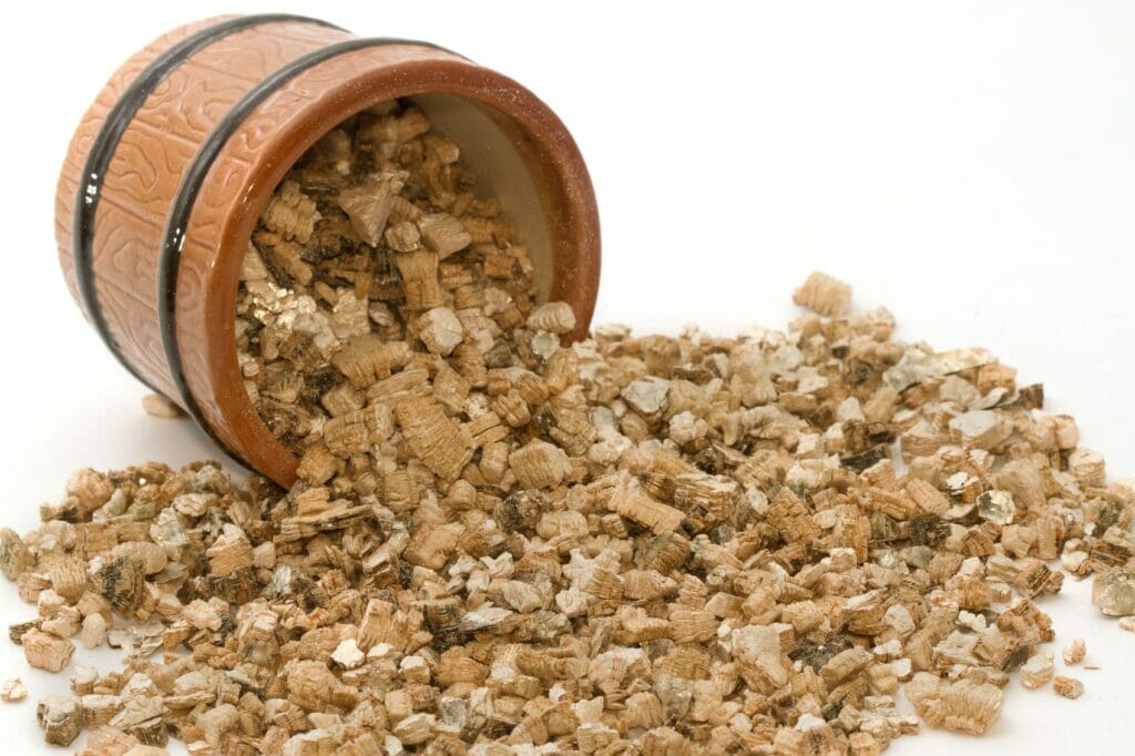 Vermiculite to improve the drainage in potted plants